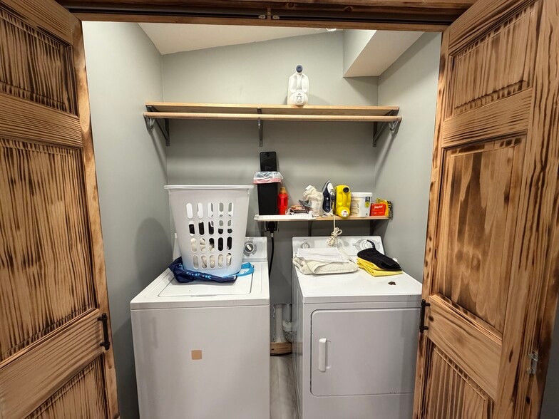 Laundry room - 18619 S State Route D