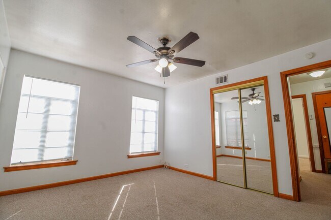 Building Photo - 1327 Vanderbilt St