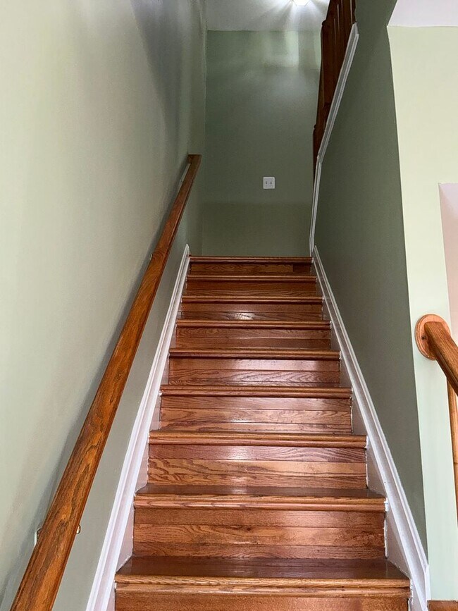 Building Photo - Beautiful 3BR 3.5BA 3 level townhome locat...