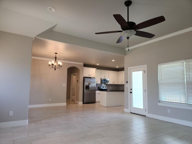Building Photo - Spacious Home
