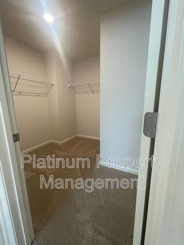 Building Photo - 551 Stoneybrook Dr
