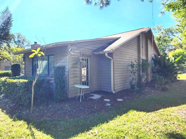 Building Photo - Single-Story Townhome with Garage/Driveway...