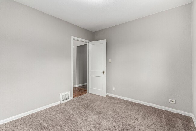 Building Photo - 1463L Dahlia St