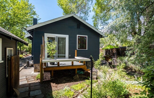 Building Photo - Charming Bungalow In the Heart of Downtown...