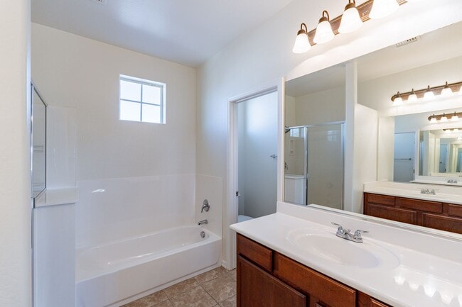 Building Photo - Spacious 4 Bed 2.5 Ba in Gated Community