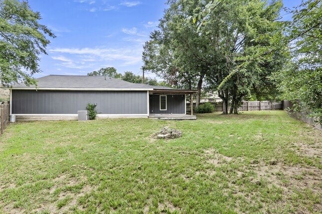 Building Photo - 2208 Lobo Dr
