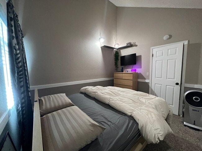 Building Photo - Spacious 3BR Condo in Denver