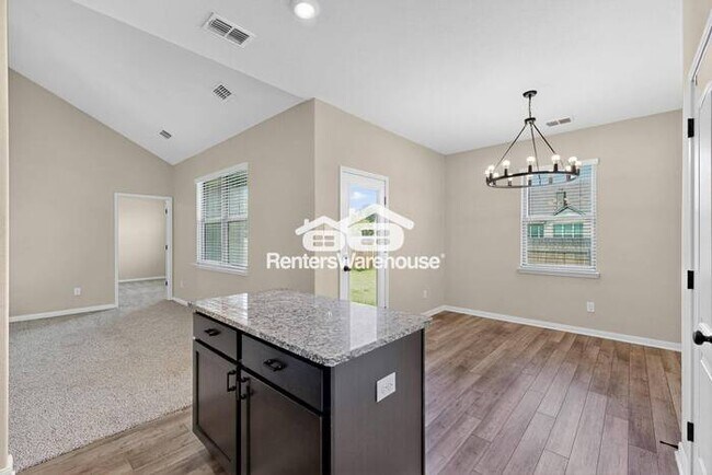 Building Photo - MOVE IN READY COMPLETELY UPDATED - 3BED/2B...