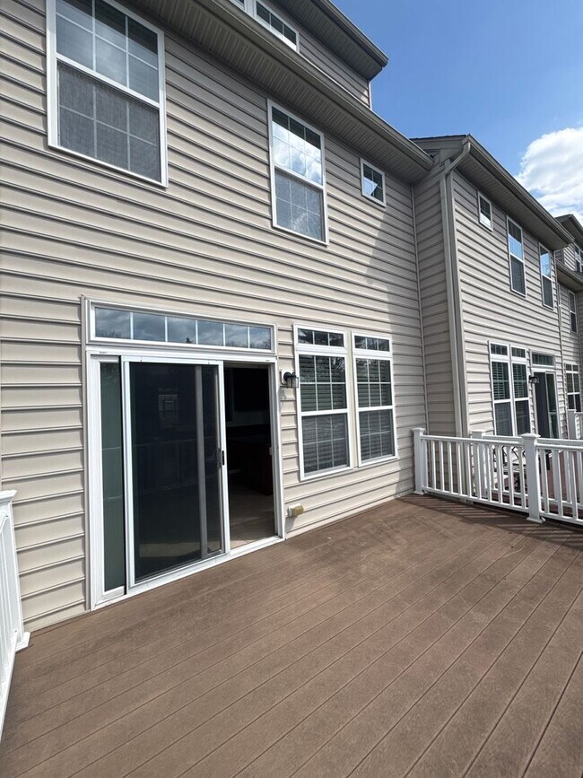 Building Photo - Stylish End-Unit Townhome on  Oakridge Lane – Hellertown, PA