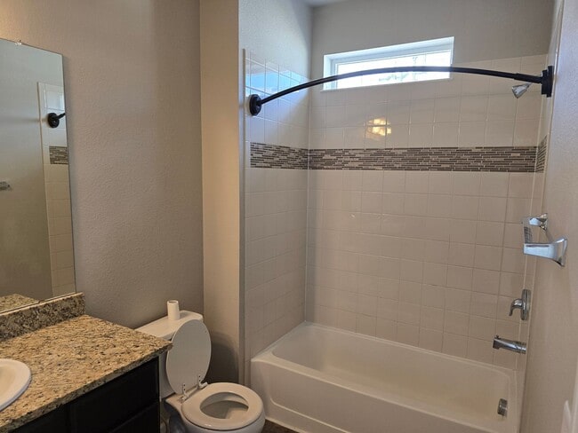 Building Photo - Townhome with great access to shopping, restauraunts and more!