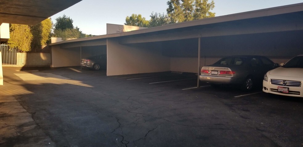 Building Photo - 15444 Vanowen St
