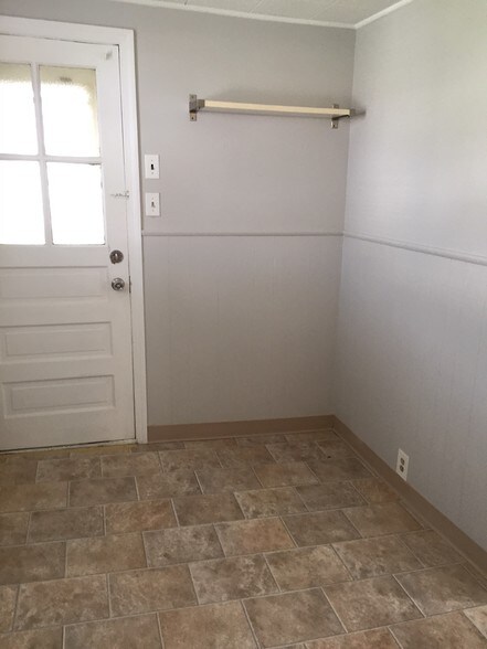 Mud Room - 108 W 6th Ave