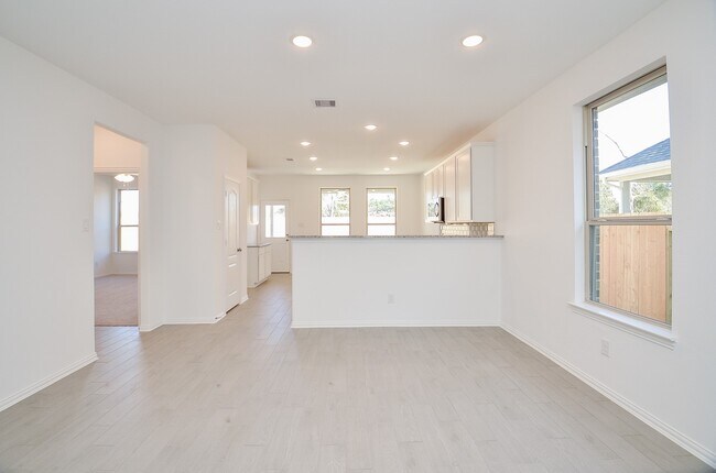 Building Photo - 7919 Royal Palm Dr