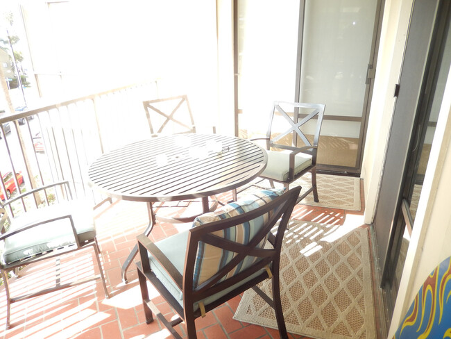 Building Photo - 2 Bed, 2 Bath Fully Furnished La Jolla Sho...