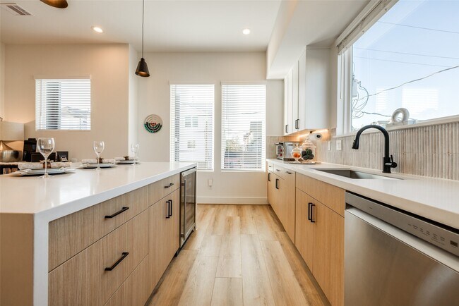 Building Photo - 412 N Nagle St