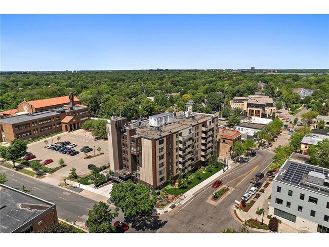 Building Photo - 2800 W 44th St