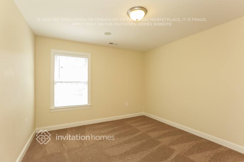 Building Photo - 3915 Lake Park Rd