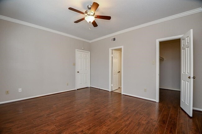 Building Photo - 2255 Braeswood Park Dr