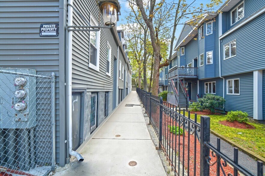 Building Photo - 3 Saint James Pl