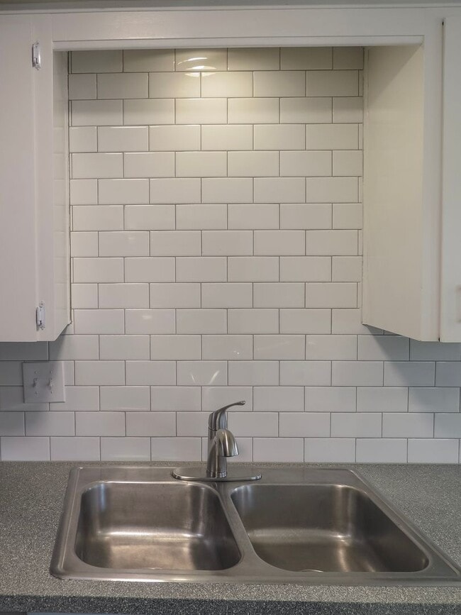 Building Photo - Updated 2 Bedroom Duplex in Salem Availabl...