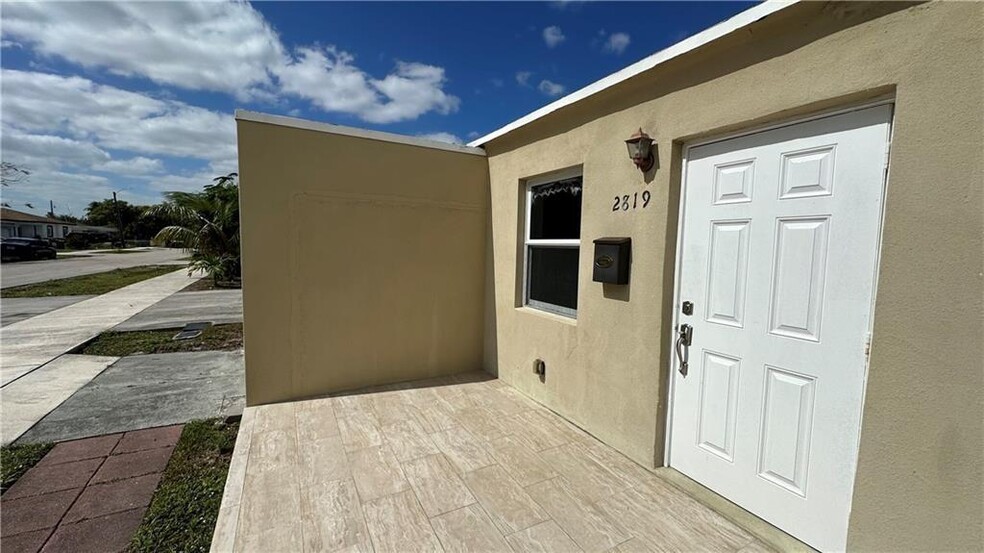 Building Photo - 2819 Plunkett St