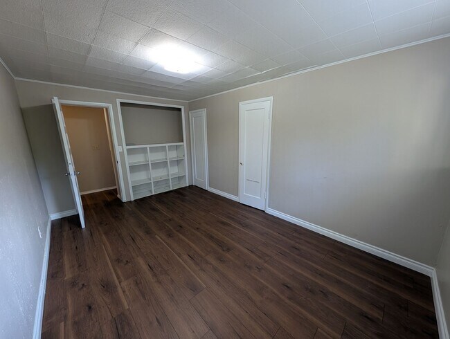 Building Photo - Available Now in Navy Yard City! New Floors & Paint! Tons of Space & Storage.