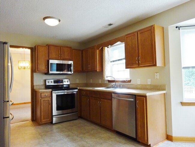 Building Photo - 3 BR w/ Bonus Room Minutes to MCAS!