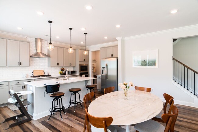 Building Photo - Stunning 5 Bedroom Home in Desirable Channing Woods