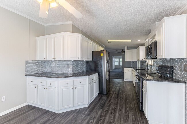 Building Photo - Florida living at its finest! 3/2 with a c...