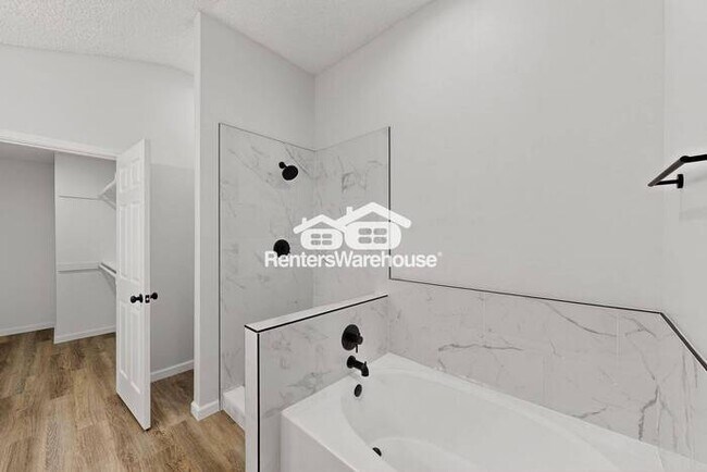 Building Photo - MOVE IN READY - 3BED/2.5BATH - CARROLLTON ...