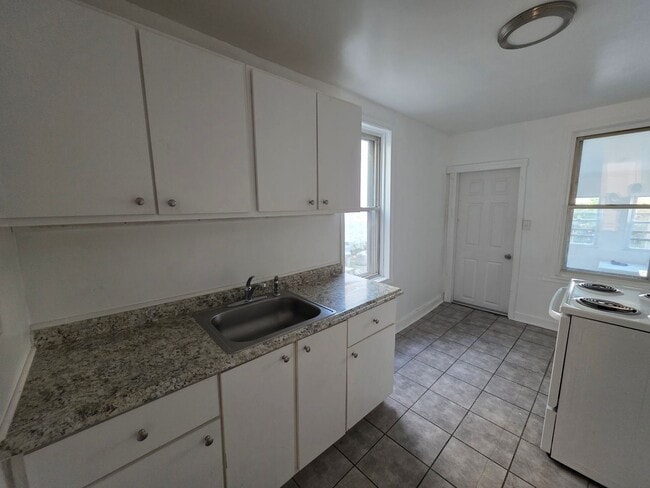 Building Photo - 221 N Scott St