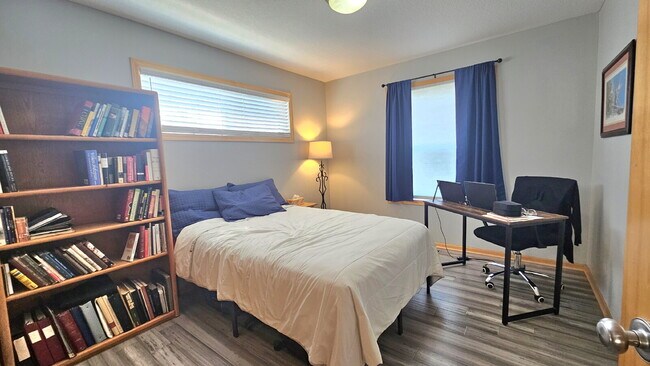 Building Photo - "Spacious 4-Bedroom Townhouse Retreat in Apple Valley - Modern Living with Ample Space!"