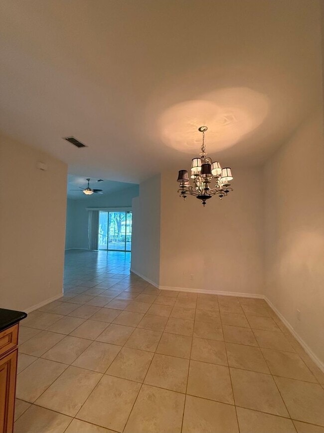 Building Photo - Spacious 2+Den Villa in Desirable Gateway Greens