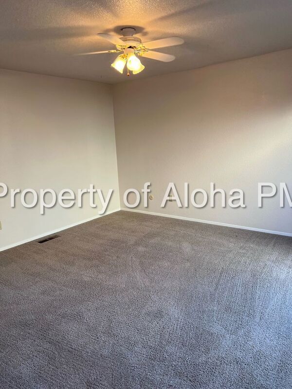 Building Photo - 885 Camelot Dr