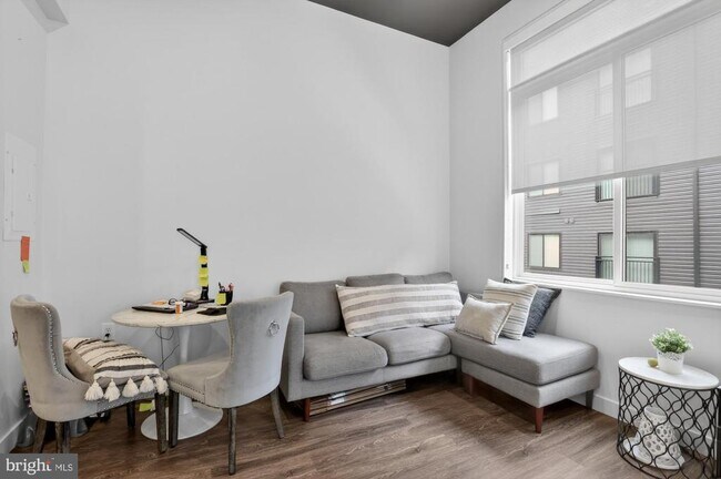 Building Photo - 525 N 41st St