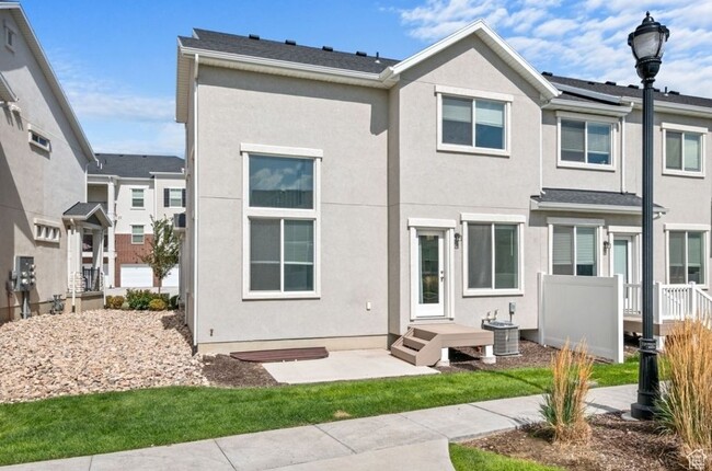 Building Photo - "Spacious 3-Bed Townhouse in Herriman – Yo...