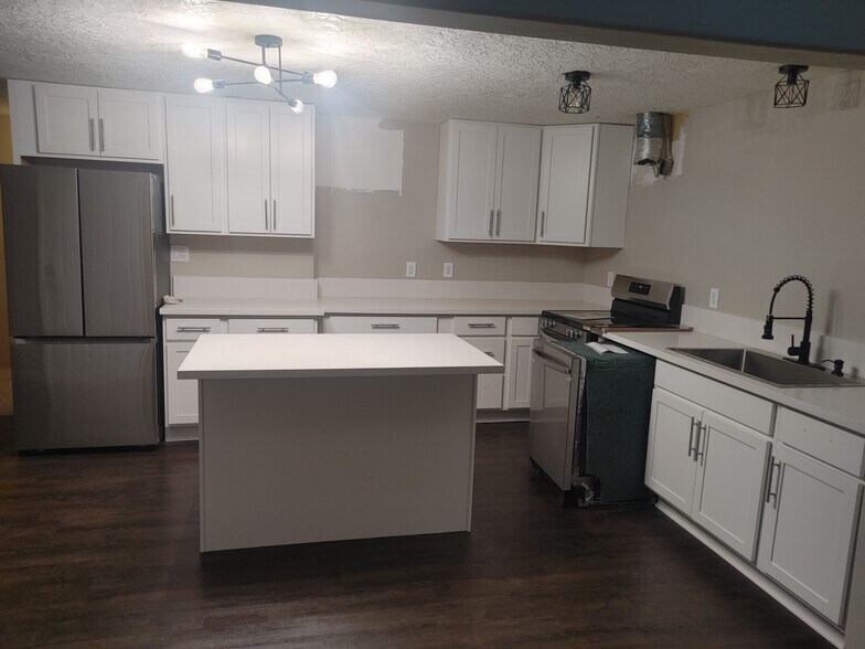 Building Photo - 4870 SW 152nd Ave