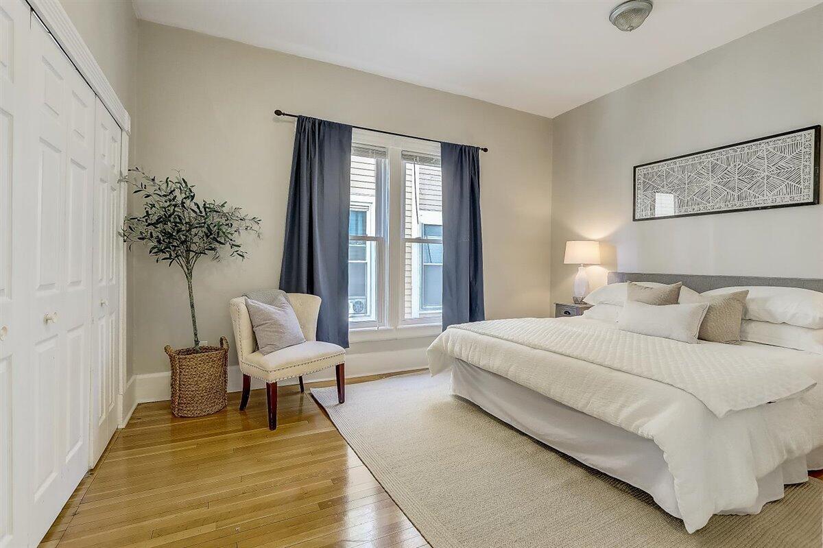 Master bedroom - 1512 E Irving Plz