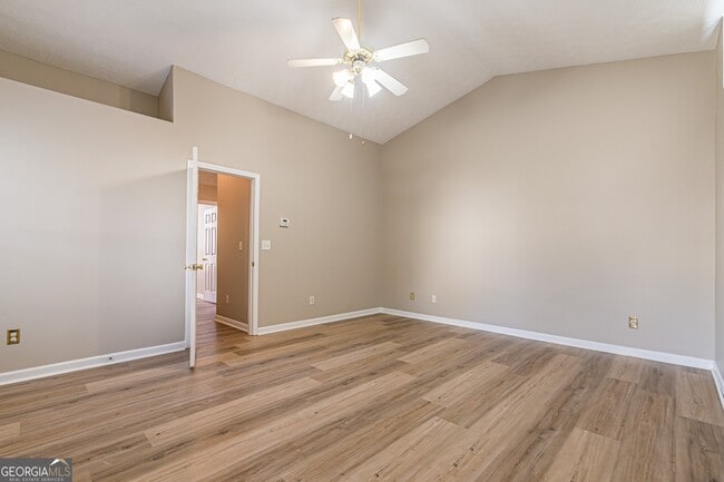 Building Photo - 5755 Lakeview Cir