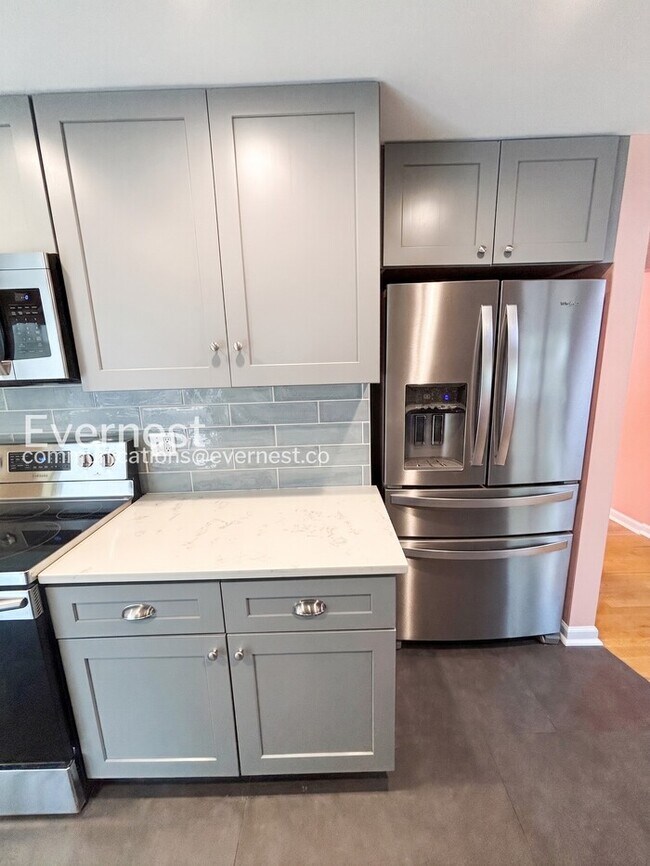 Building Photo - 4bed/2bath single family home in Denver with fenced yard/ Available now!