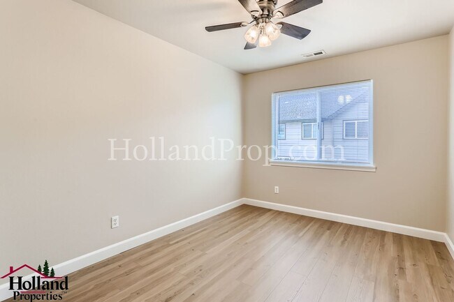 Building Photo - Stunning 4-Bedroom Townhouse with Dual Master Suites and Convenient 2-Car Garage in Hillsboro!