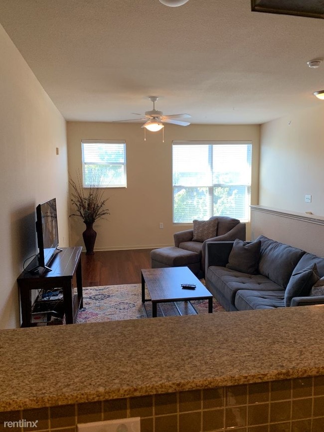 Building Photo - 1 br, 1 bath Apartment - 2420 Clark st.