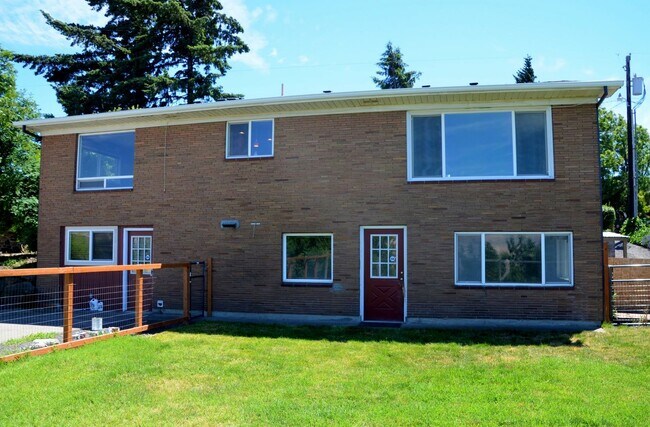Building Photo - Home With Amazing River Views!