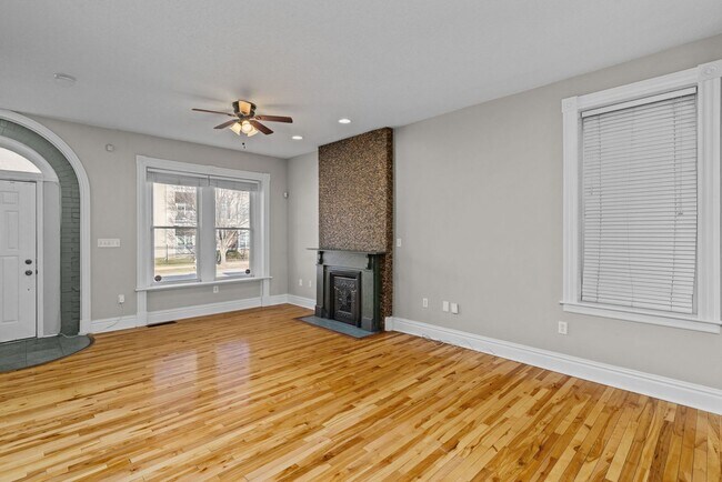 Building Photo - *MOVE IN SPECIAL* High end, 3 bedroom single family home in The Grove!