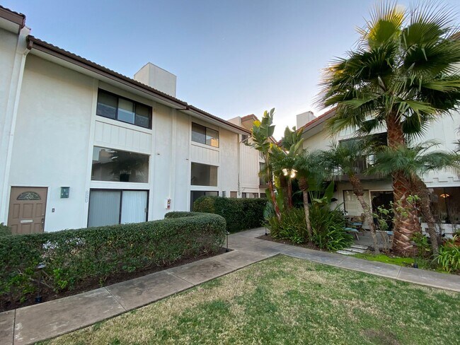 Building Photo - Live the East Beach Lifestyle – Townhome with Pool Access