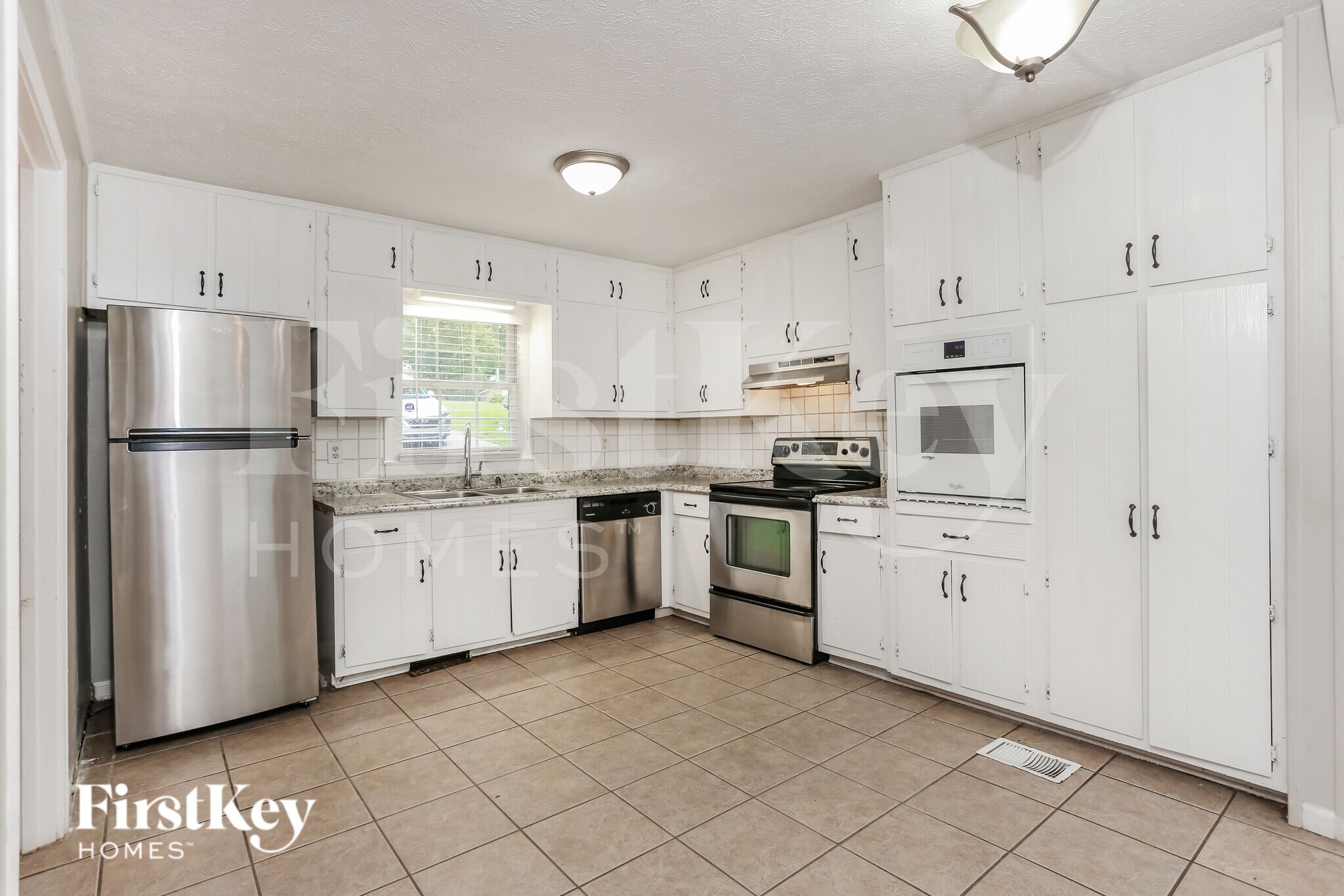 Building Photo - 3120 Oak Dr