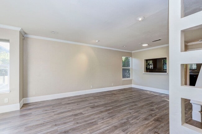 Building Photo - 2 Bed / 1 Bath townhome in sunny Potrero H...