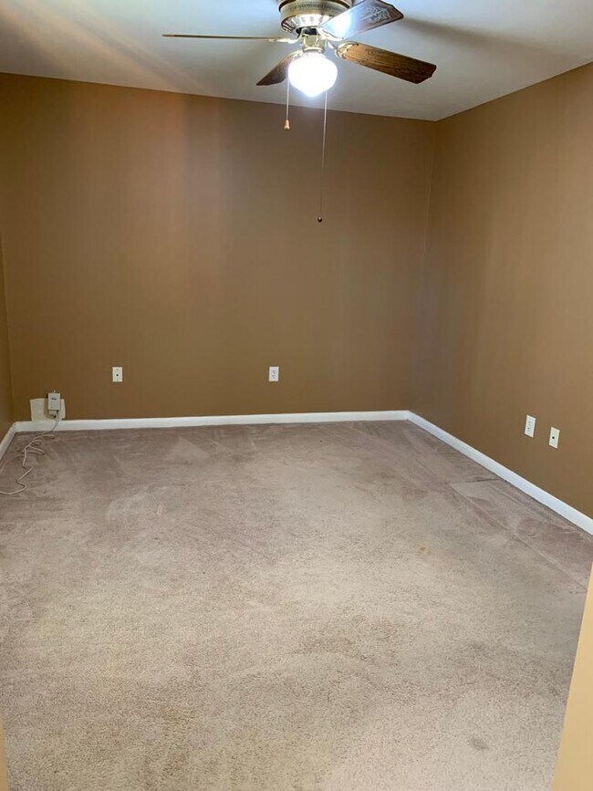 Building Photo - 5625 Saint Charles Dr