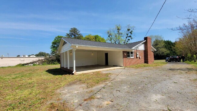 Building Photo - Spacious 3 Bedroom Home in District 6 – Re...