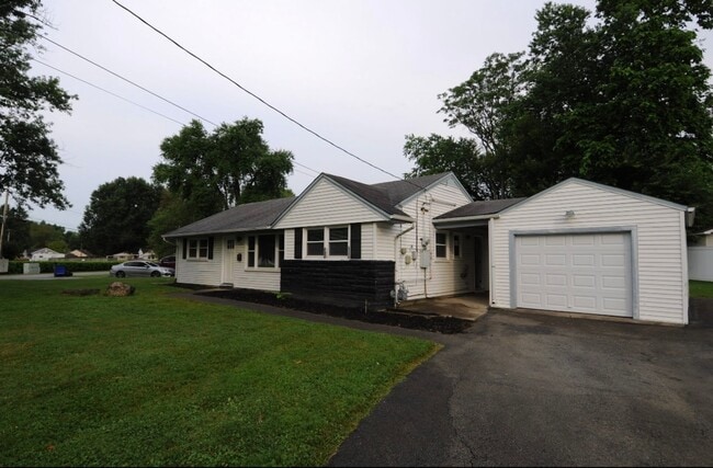 Primary Photo - Charming 3-bedroom, 1.5-bathroom house loc...